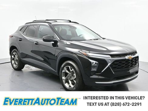 Used 2024 Chevrolet Trax LT w/ Sunroof Package FWD image 1