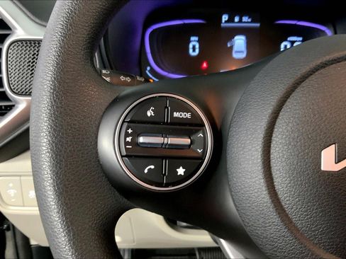 Used 2025 Kia Soul LX w/ LX Technology Package FWD image 18