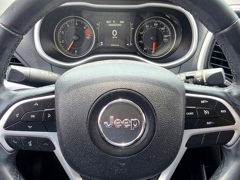 Used 2018 Jeep Cherokee Latitude Plus image 9