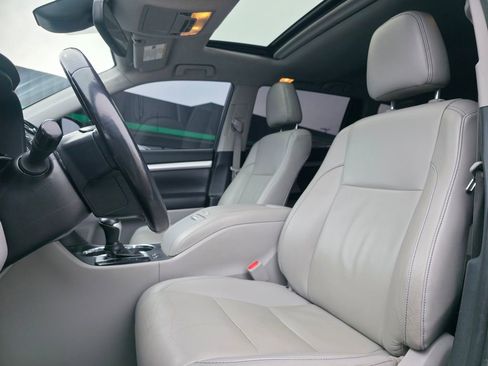 Used 2019 Toyota Highlander XLE image 11