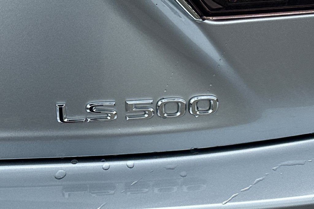 Used 2023 Lexus LS 500 w/ Accessory Package (Z1) RWD image 32
