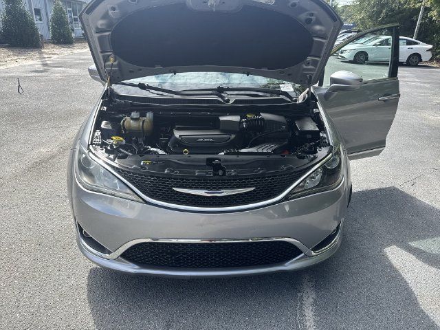 Used 2018 Chrysler Pacifica Touring-L FWD image 32