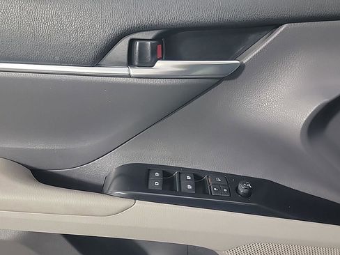 Used 2018 Toyota Camry SE w/ Moonroof Package image 26