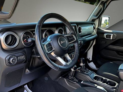 Used 2018 Jeep Wrangler Unlimited Sahara AWD/4WD image 16