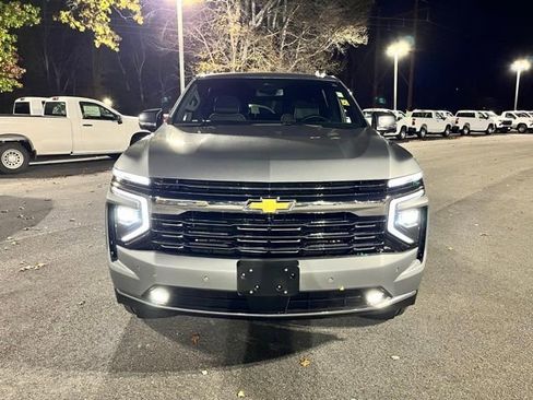 Used 2025 Chevrolet Suburban Premier AWD/4WD image 3