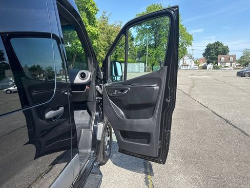 Used 2021 Mercedes-Benz Sprinter 2500 w/ Windows All Around Package image 19