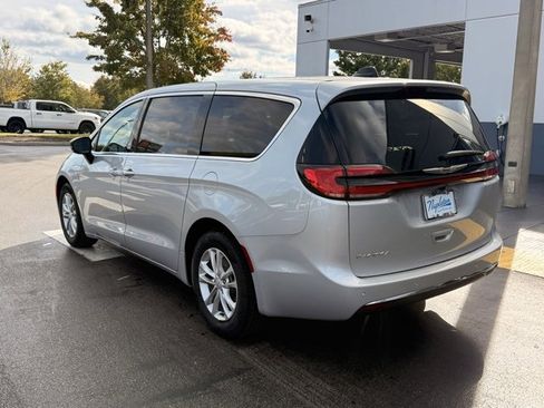New 2026 Chrysler Pacifica Select image 6