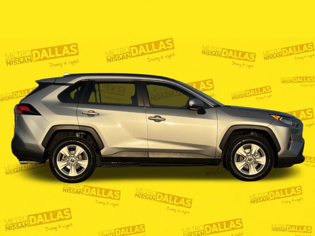 Used 2019 Toyota RAV4 XLE w/ Convenience Package FWD image 4