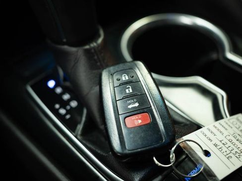 Used 2018 Toyota Camry XLE image 24