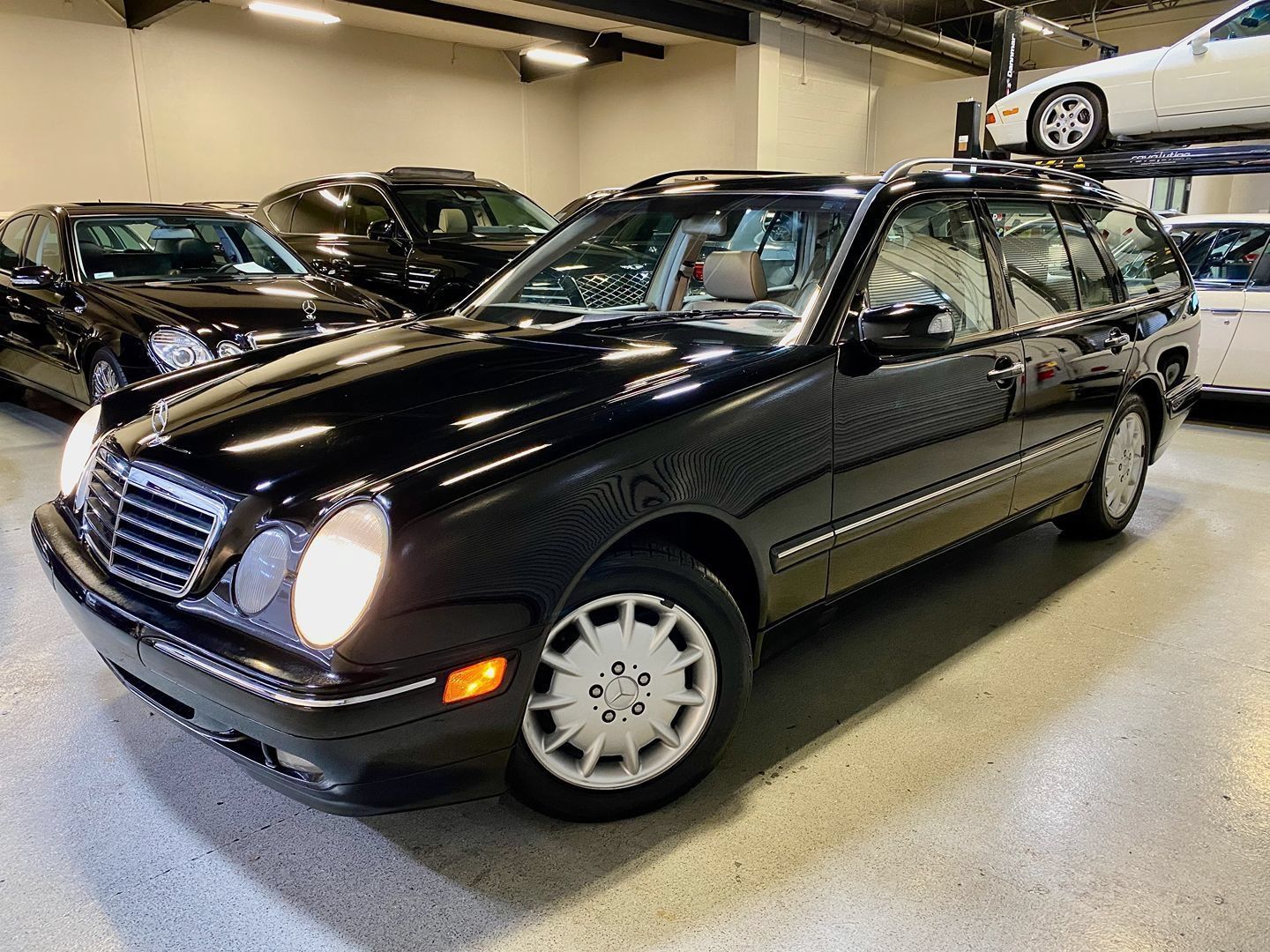 Used 2000 Mercedes-Benz E 320 Wagon image 2