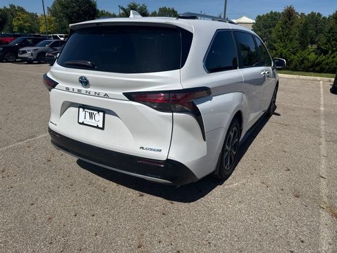 Used 2025 Toyota Sienna Platinum AWD/4WD image 5
