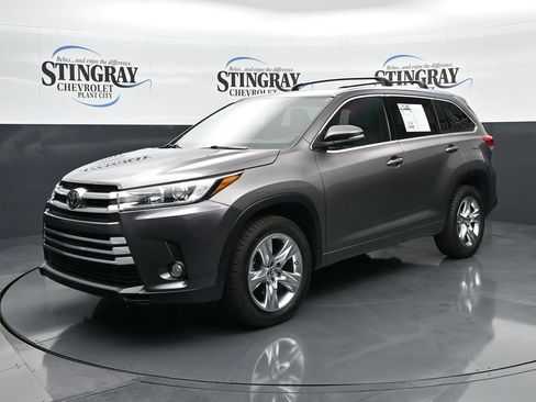 Used 2017 Toyota Highlander Limited image 3