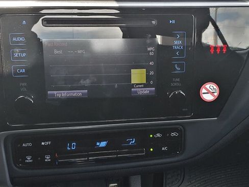 Used 2018 Toyota Corolla LE FWD image 11
