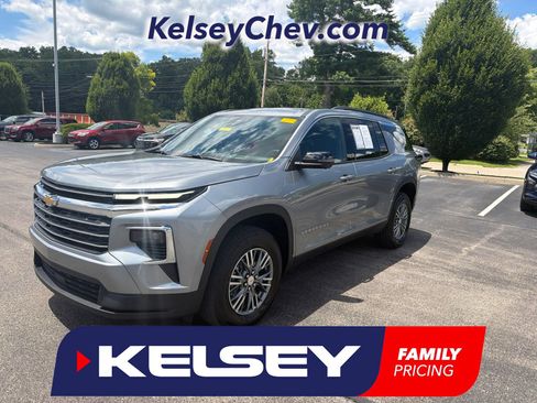 Used 2025 Chevrolet Traverse LT w/ Driver Confidence Package FWD image 1