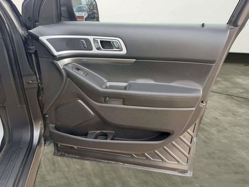 Used 2015 Ford Explorer XLT w/ Equipment Group 202A AWD/4WD image 30