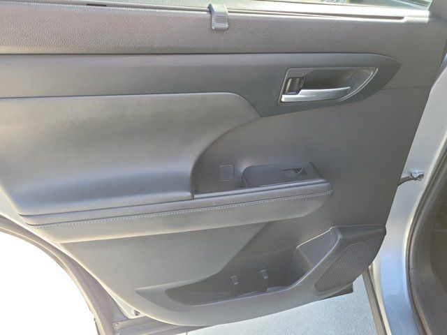 Used 2021 Toyota Highlander XLE AWD/4WD image 13