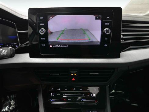 Used 2025 Volkswagen Jetta SE FWD image 15