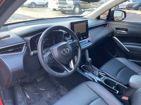Used 2024 Toyota Corolla Cross XLE w/ Convenience Package image 13