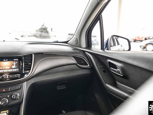 Used 2017 Chevrolet Trax LT w/ Sun & Sound Package image 24