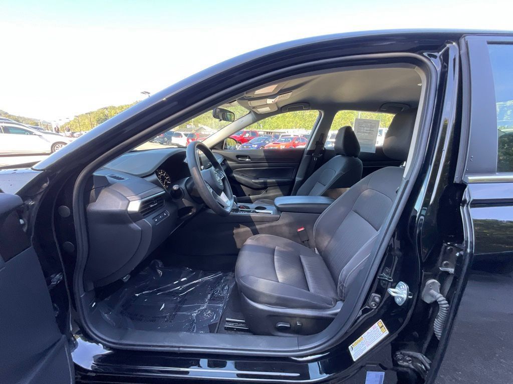 Used 2025 Nissan Altima 2.5 SV FWD image 9