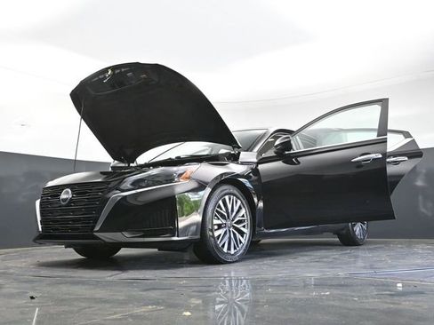 Used 2025 Nissan Altima 2.5 SV FWD image 45