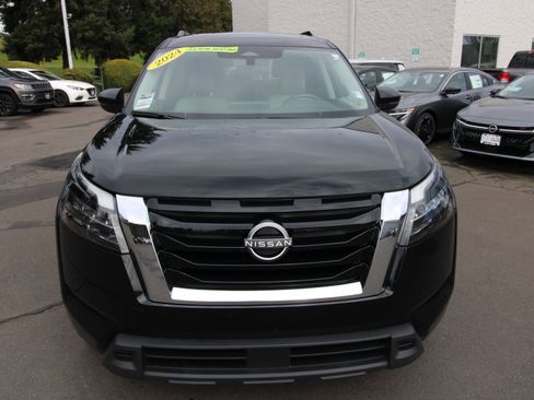 Used 2024 Nissan Pathfinder SV w/ SV Premium Package image 8