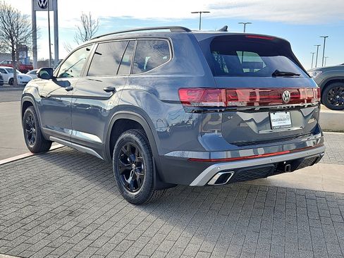 New 2026 Volkswagen Atlas Peak Edition image 2