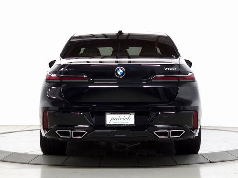 Used 2025 BMW 760i xDrive w/ Premium Package image 8