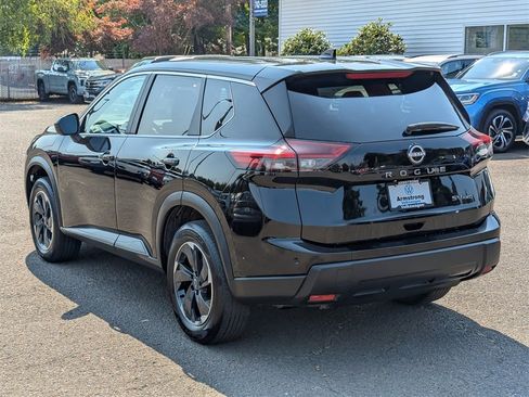 Used 2024 Nissan Rogue SV image 3