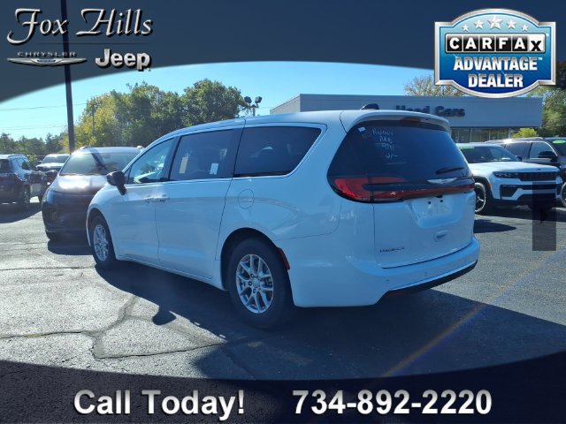 Used 2026 Chrysler Pacifica Select FWD image 1