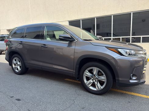 Used 2019 Toyota Highlander Limited AWD/4WD image 4