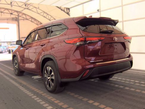 Used 2022 Toyota Highlander XLE FWD image 4