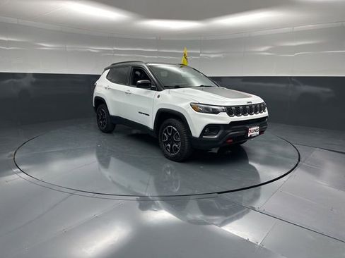 Used 2025 Jeep Compass Trailhawk w/ Trailer Tow Group image 2