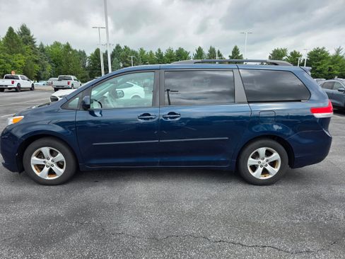 Used 2012 Toyota Sienna LE w/ Towing Pkg FWD image 2