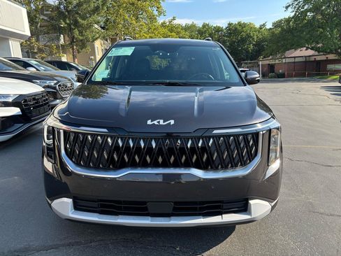 Used 2025 Kia Carnival EX FWD image 12