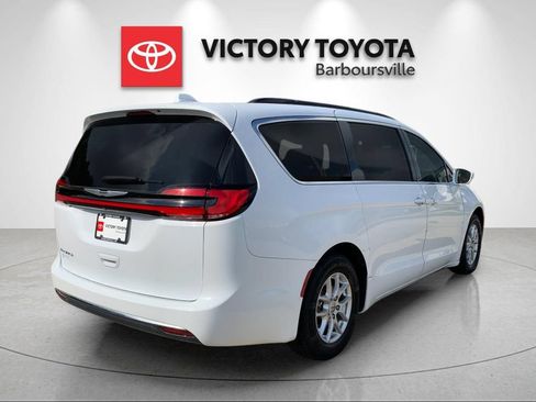 Used 2022 Chrysler Pacifica Touring-L FWD image 7