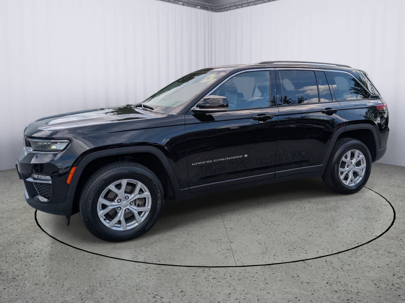 Used 2023 Jeep Grand Cherokee Limited AWD/4WD image 6