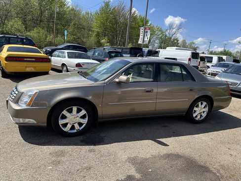 Used 2006 Cadillac DTS w/ Trunk Convenience Package FWD image 3