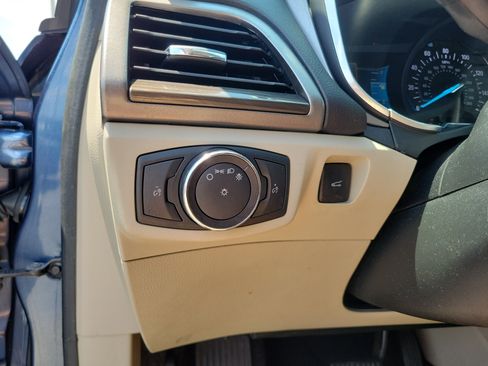 Used 2018 Ford Fusion SE w/ Fusion SE Technology Package FWD image 21