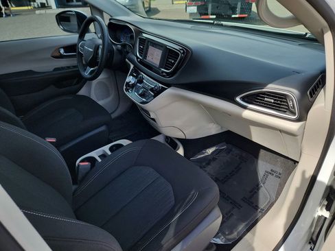 Used 2022 Chrysler Voyager LX FWD image 26