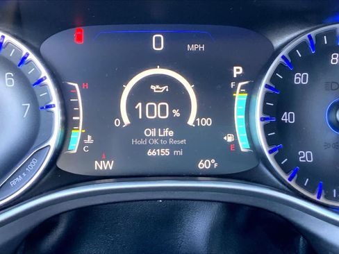 Certified 2024 Chrysler Pacifica Touring-L image 21