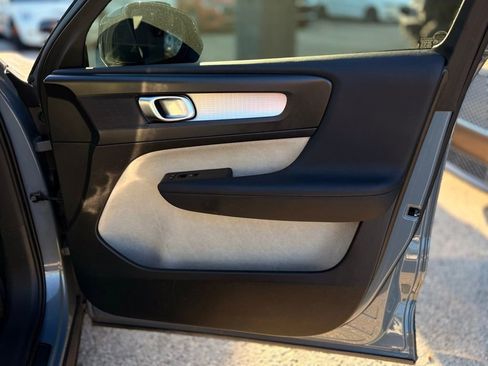 Used 2020 Volvo XC40 T5 Momentum w/ Protection Package Premier image 13