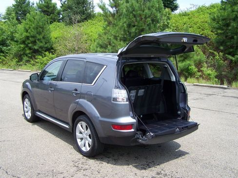 Used 2010 Mitsubishi Outlander GT AWD/4WD image 3