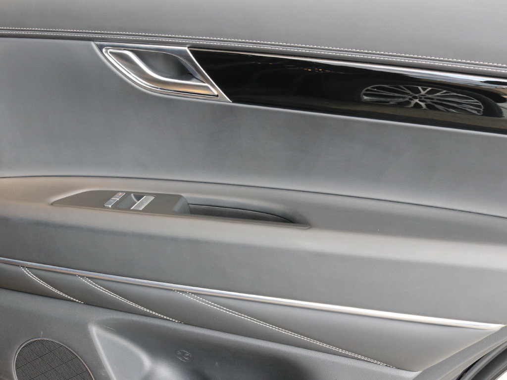 Used 2025 Genesis GV80 2.5T Standard AWD/4WD image 41
