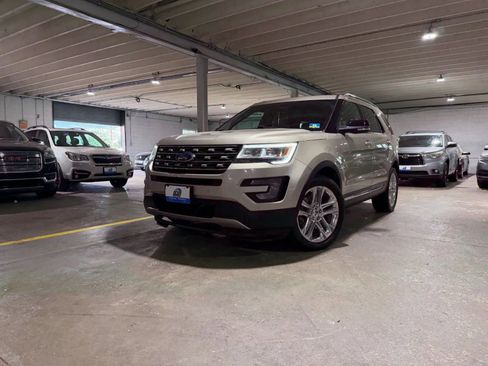 Used 2017 Ford Explorer XLT w/ Equipment Group 202A AWD/4WD image 1
