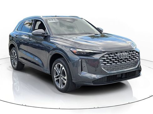 Used 2025 Audi Q5 Premium w/ Convenience Package image 1