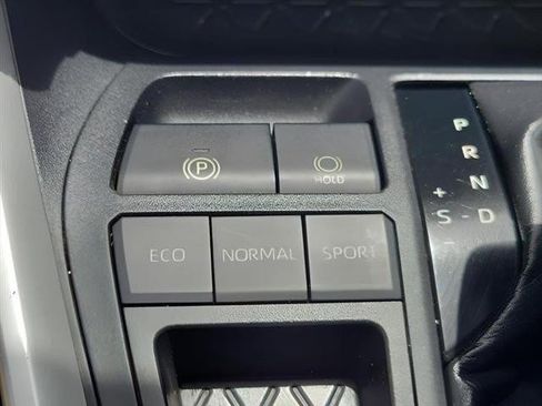 Used 2019 Toyota RAV4 LE FWD image 7