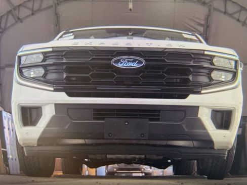 Used 2025 Ford Expedition Active image 27