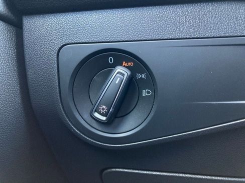 Used 2022 Volkswagen Tiguan SE image 11