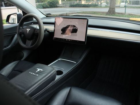 Used 2022 Tesla Model Y Long Range AWD/4WD image 23